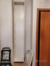 Colonna con ripiani e sportello in basso