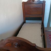 Antico letto singolo in legno