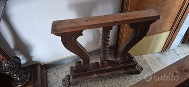 Tavolo antico in legno con zampe di leone