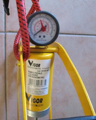 Pompa a pedale manuale con manometro della Vigor
