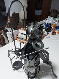 portabottiglie vino con scultura violinista