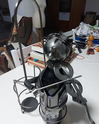 portabottiglie vino con scultura violinista