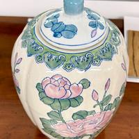 Vaso orientale con coperchio