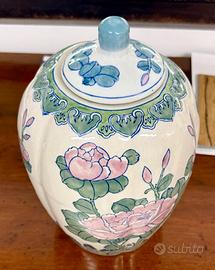 Vaso orientale con coperchio