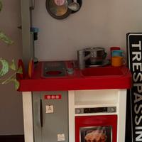 Cucina gioco per bambini con utensili