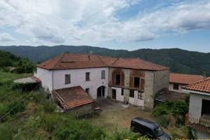 Rustico / Casale di 270 m² con più di 5 locali e b