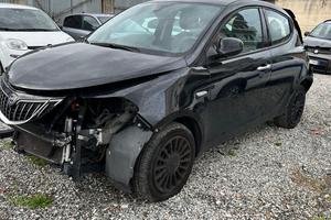 Lancia Ypsilon 1.0 hybrid 2023 sinistrata