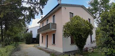 Casa singola con magazzino