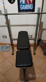 panca piana con 30 kg e bilanciere