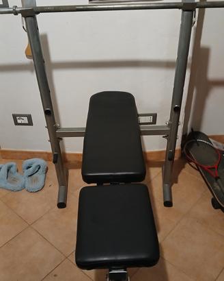 panca piana con 30 kg e bilanciere