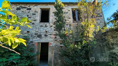 Casa indipendente bilivelli con doppio giardino