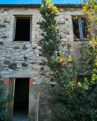 Casa indipendente bilivelli con doppio giardino