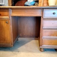 Scrivania vintage in legno, con cassetti
