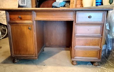 Scrivania vintage in legno, con cassetti