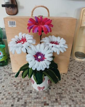 vaso con fiori in ciniglia fatti a mano