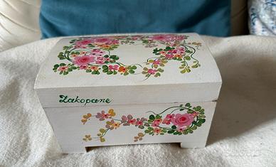Scatola scrigno in legno decorata a mano
