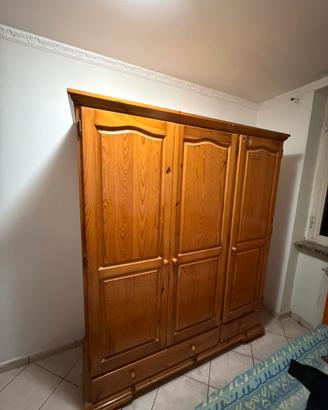 Armadio in pino naturale