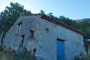 Terreno con piccolo fabbricato