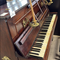 Pianoforte Antico Con Candelabri In Ottone Nuovo