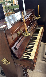 Pianoforte Antico Con Candelabri In Ottone Nuovo