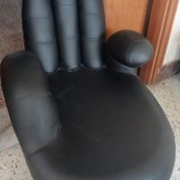 Poltrona a forma di mano nera