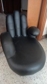 Poltrona a forma di mano nera