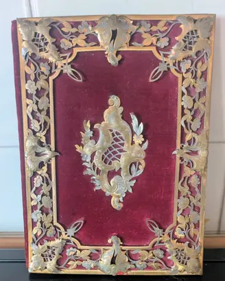 Libro antico in velluto rosso