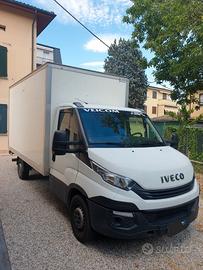 Furgone cassonato con sponda battente