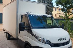 Furgone cassonato con sponda battente