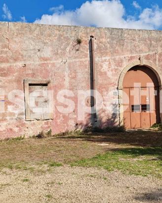 Rustico / Casale di 780 m² con più di 5 locali a S