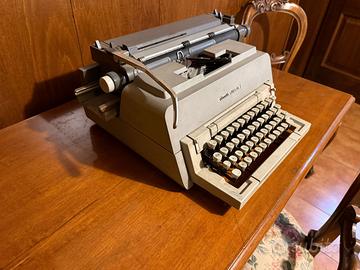 Macchina da scrivere Olivetti