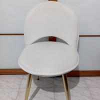 Sedia in velluto con gambe dorate