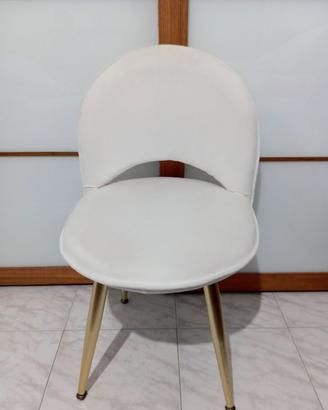 Sedia in velluto con gambe dorate