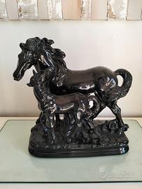 Scultura cavalla con puledro in ceramica nera