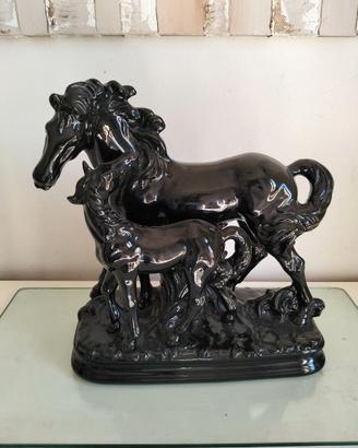 Scultura cavalla con puledro in ceramica nera