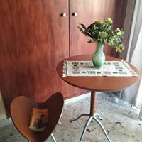 Tavolino rotondo e portariviste Calligaris 