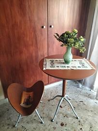 Tavolino rotondo e portariviste Calligaris 