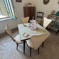 Tavolino vintage  con 4 sedie anni 60 color panna
