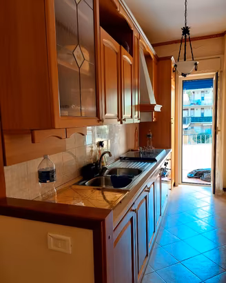 Cucina lineare in legno classica