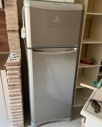 Frigorifero e lavatrice in blocco