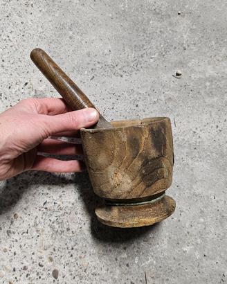 Antico mortaio e pestello in legno rotto 