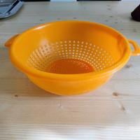 Scolapasta arancione in plastica