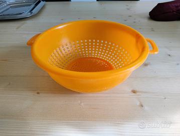 Scolapasta arancione in plastica