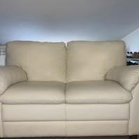 Divano 2 posti  color avorio + puff abbinato