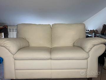 Divano 2 posti  color avorio + puff abbinato