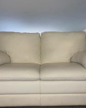 Divano 2 posti  color avorio + puff abbinato