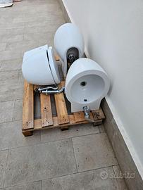 Bidet e wc sospesi cielo