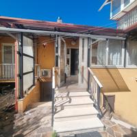 Fabbricato di mq.75, con taverna, cantina e corte
