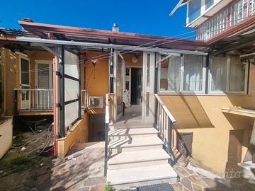 Fabbricato di mq.75, con taverna, cantina e corte