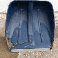 pala da neve con manico in legno